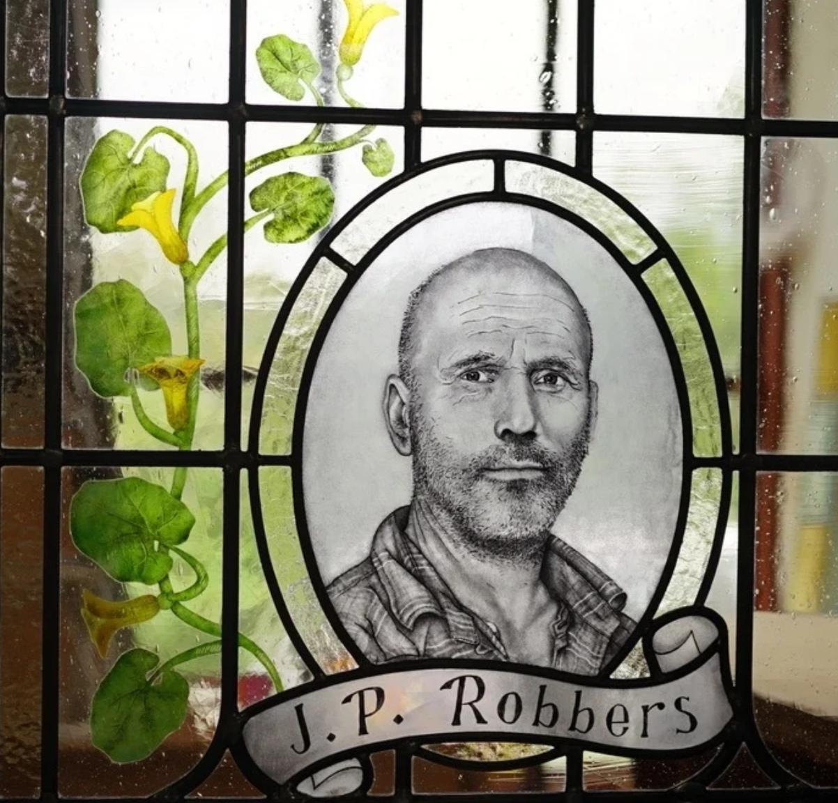 Gebrandschilderd portret op glas-in-lood paneel met bloemmotief