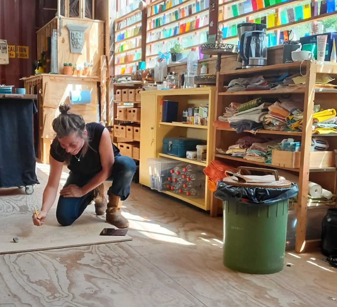 Eva Olthof aan het werk in het atelier