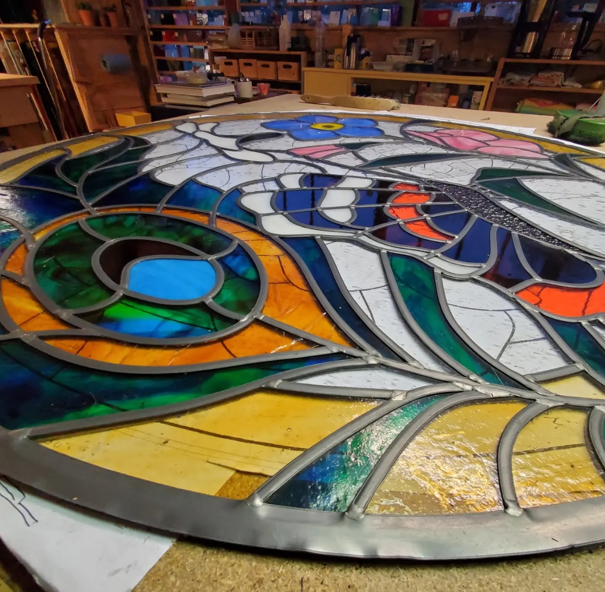 Rond glas-in-lood paneel met pauw- en bloemmotief